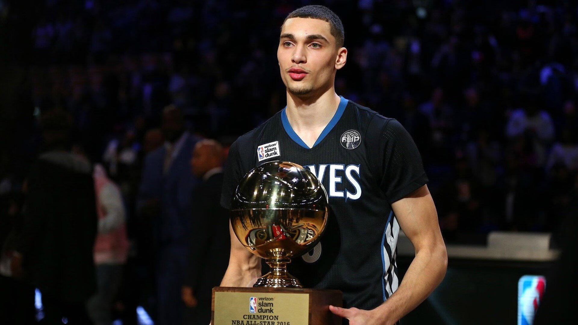 球员在训练中突破技术瓶颈获得教练肯定，持球队员突破后